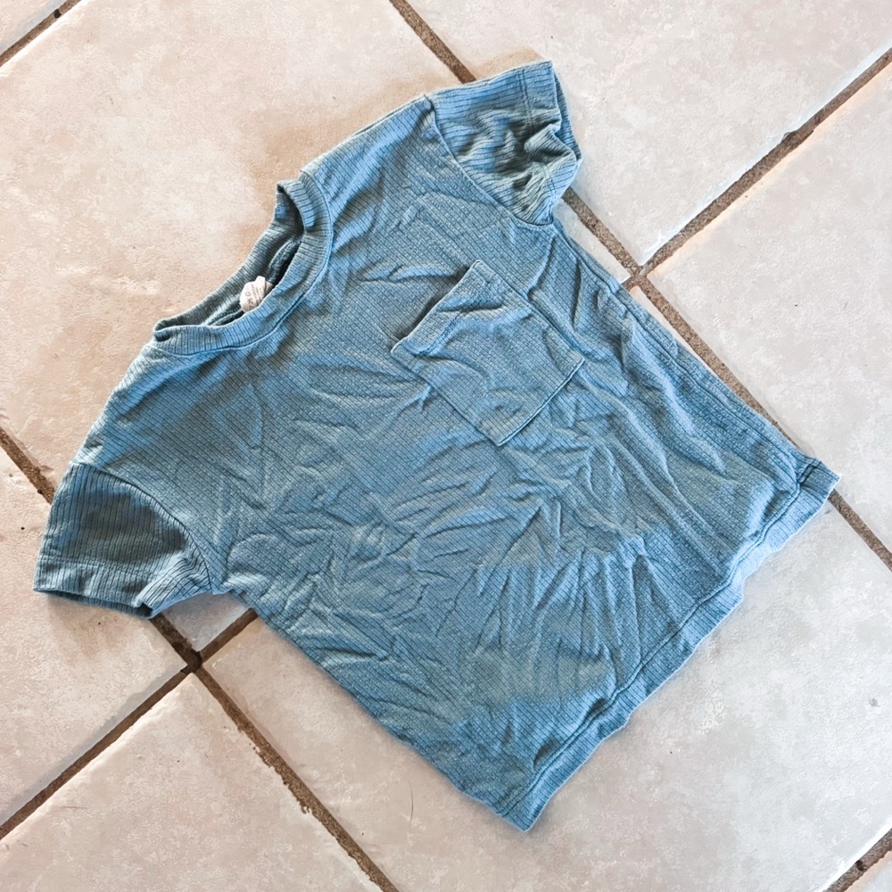 Kate Quinn • Ribbed Tee